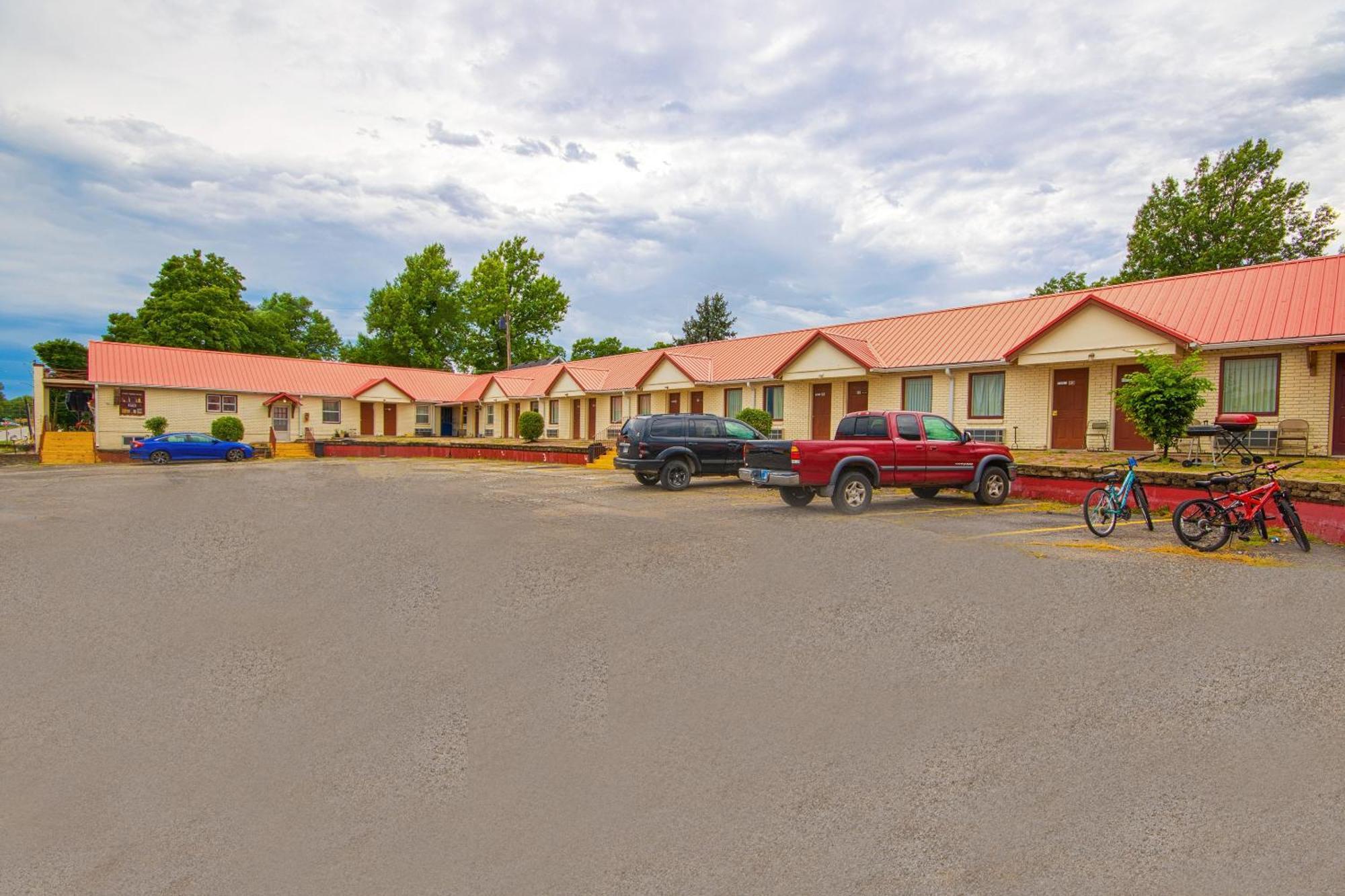 Sunflower Motel Hiawatha By Oyo Eksteriør billede