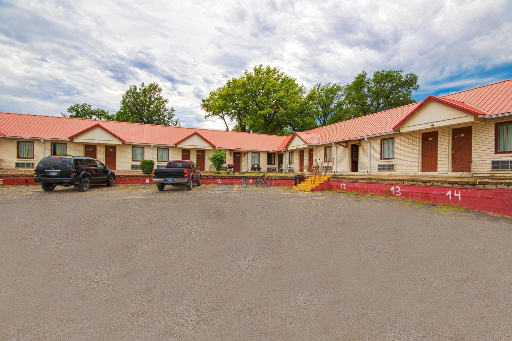Sunflower Motel Hiawatha By Oyo Eksteriør billede